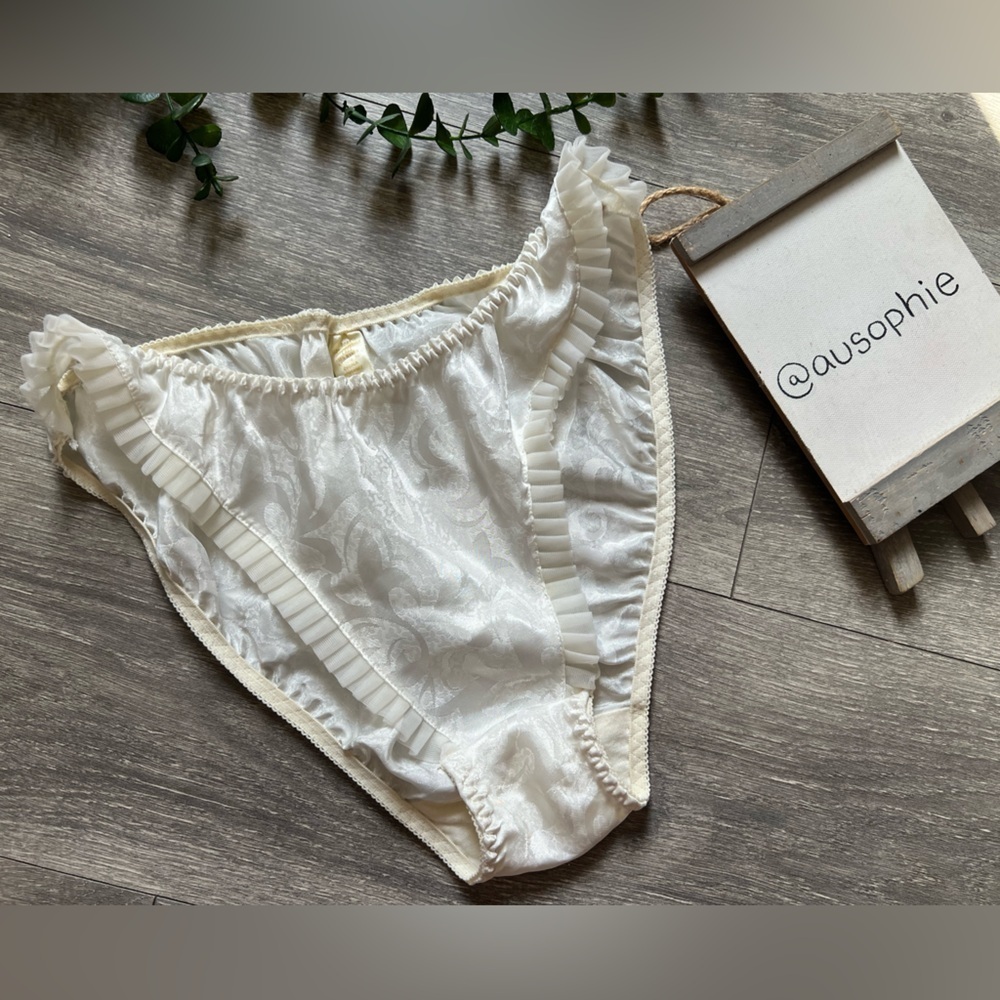VTG Victoria’s Secret Gold Label High Waisted High Thigh Ruffle Jacquard Panty L